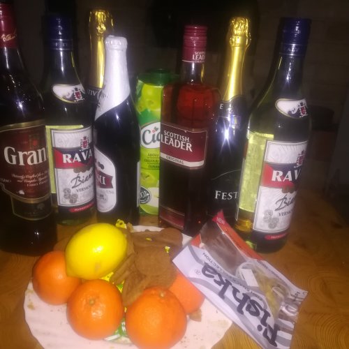 Iedzeram pa glāzei kamēr jauni mēs